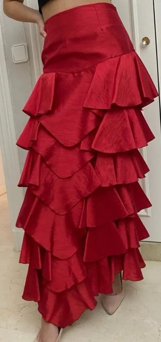 Falda larga roja con volantes