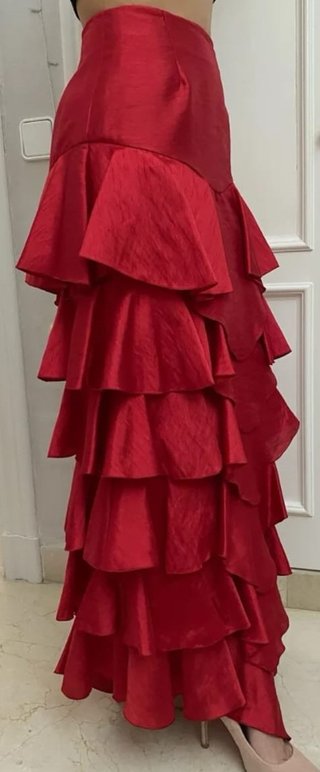 Falda larga roja con volantes
