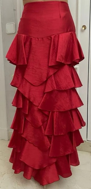 Falda larga roja con volantes