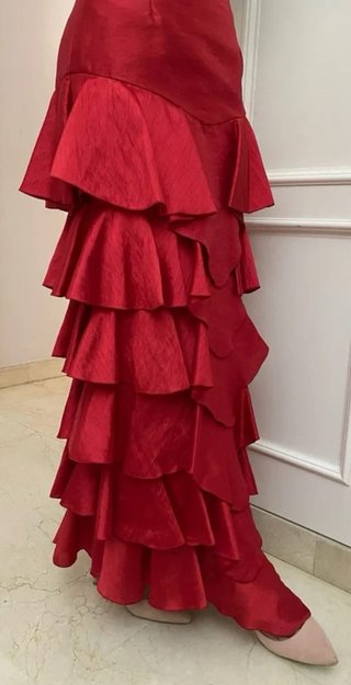 Falda larga roja con volantes