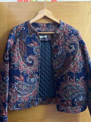 Chaqueta bomber estampada paisley