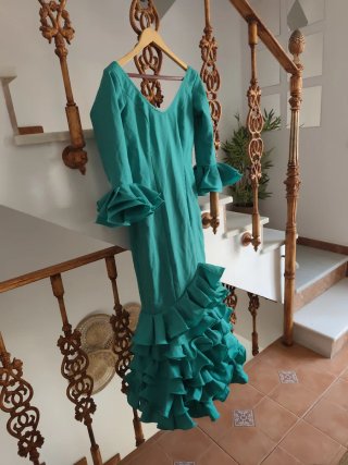 Traje de flamenca verde con volantes