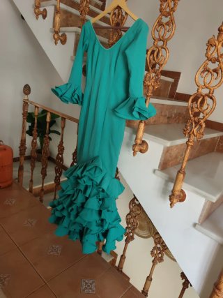 Traje de flamenca verde con volantes