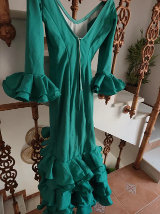 Traje de flamenca verde con volantes