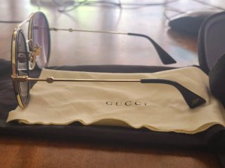 Gafas de sol Gucci redondas negras y doradas