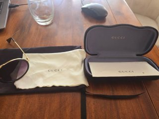 Gafas de sol Gucci redondas negras y doradas