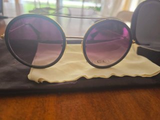 Gafas de sol Gucci redondas negras y doradas