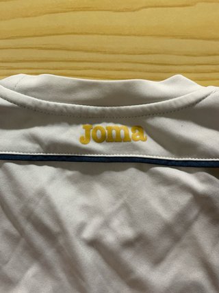 Camiseta deportiva Joma blanca con rayas