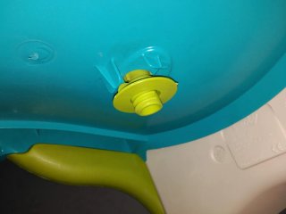 Tobogán infantil con cascada de agua