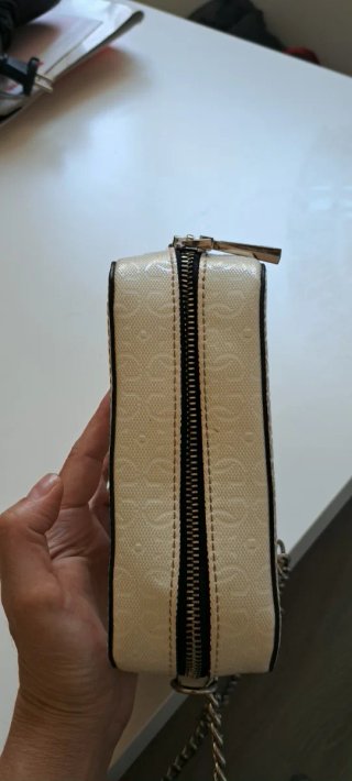 Bandolera Guess Blanca con Cadena Plateada