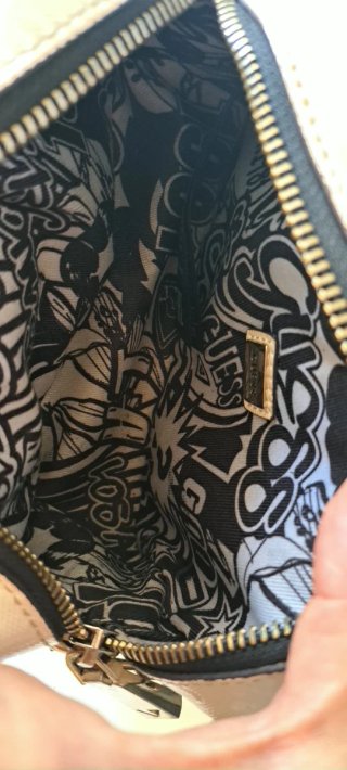 Bandolera Guess Blanca con Cadena Plateada