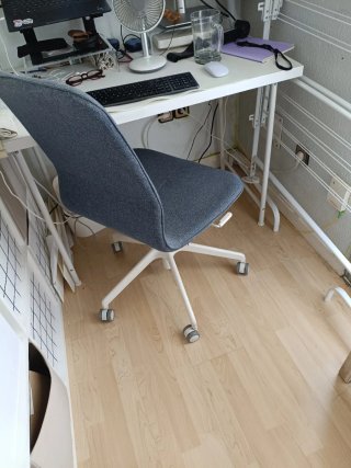 Silla de escritorio Langfall de IKEA azul.