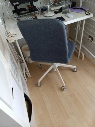 Silla de escritorio Langfall de IKEA azul.