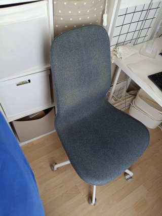 Silla de escritorio Langfall de IKEA azul.