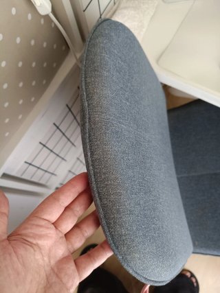 Silla de escritorio Langfall de IKEA azul.