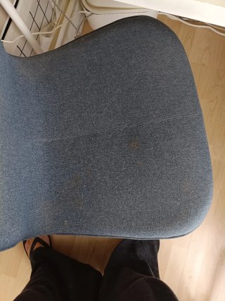 Silla de escritorio Langfall de IKEA azul.