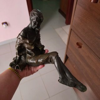 Figura mujer sentada