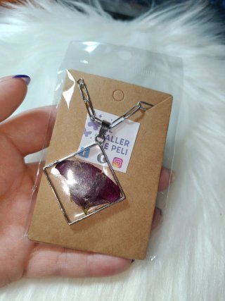 Collar flor morada encapsulada plata