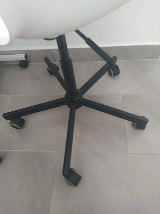 Silla de oficina blanca moderna