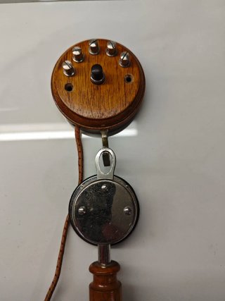 Teléfonos antiguos de madera y latón