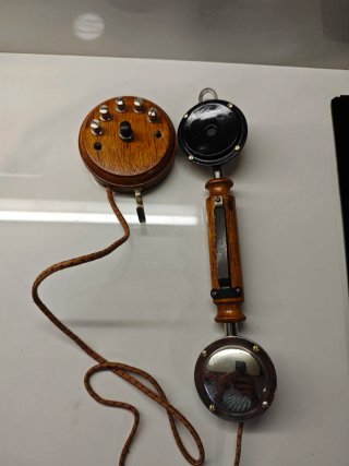 Teléfonos antiguos de madera y latón