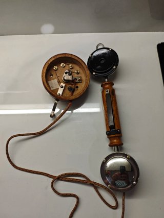 Teléfonos antiguos de madera y latón