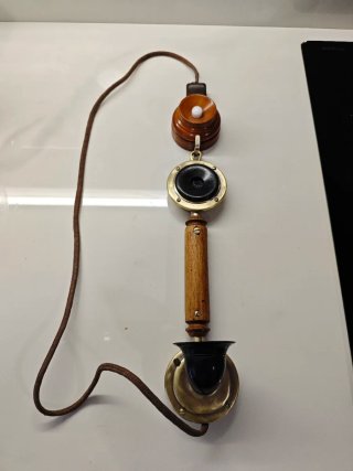 Teléfonos antiguos de madera y latón