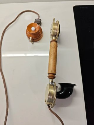 Teléfonos antiguos de madera y latón