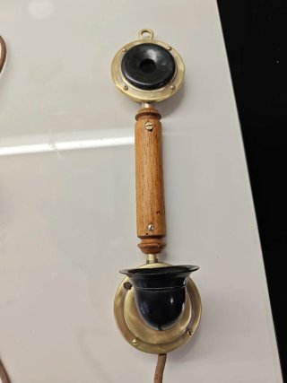 Teléfonos antiguos de madera y latón