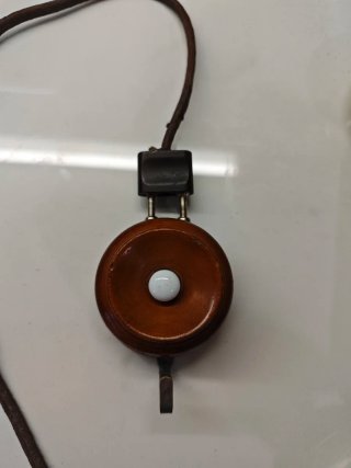 Teléfonos antiguos de madera y latón
