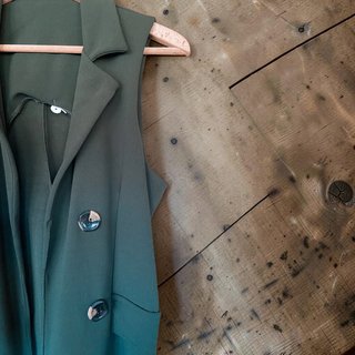 Chaleco verde estilo blazer con cinturón
