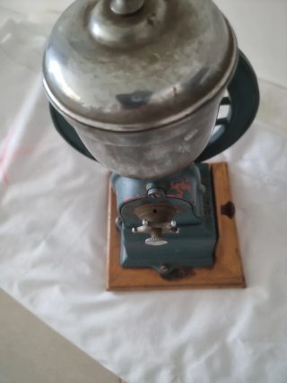 Molonillo café hierro fundido y madera ELMA1920/30
