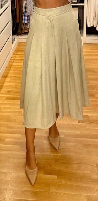 Traje de chaleco y falda midi de lino