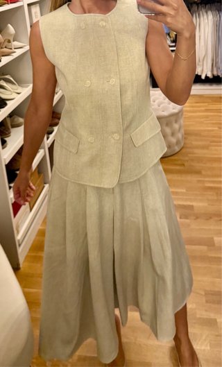 Traje de chaleco y falda midi de lino