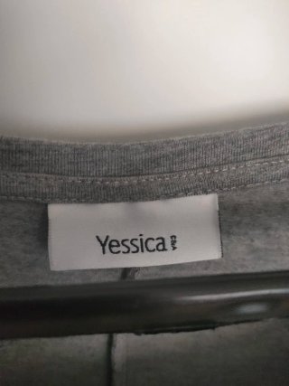 Camiseta premamá gris con lentejuelas