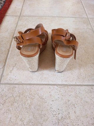 Sandalias de cuña marrones