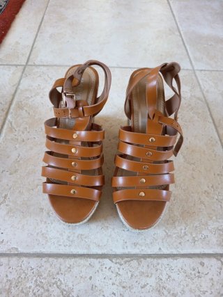 Sandalias de cuña marrones