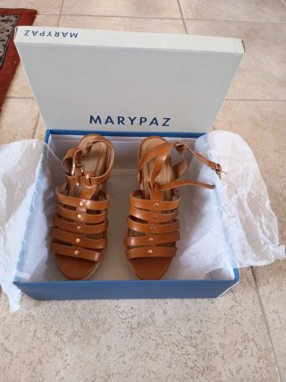 Sandalias de cuña marrones