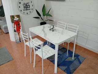 Mesa marmol con 4 sillas blancas