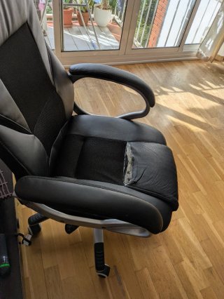 Silla de oficina negra con base rota
