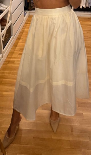 Conjunto top y falda beige/blanco