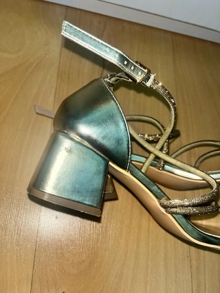 Tacones dorados brillantes con tiras