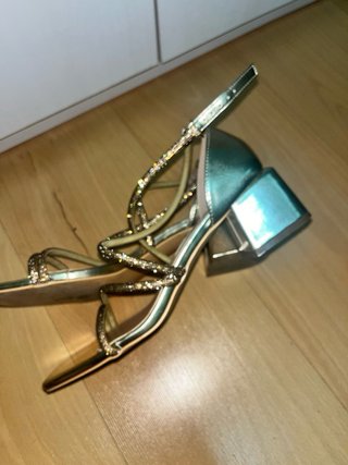 Tacones dorados brillantes con tiras