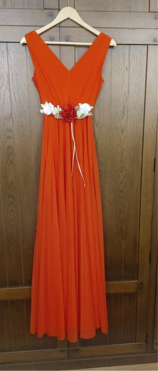 Vestido de fiesta rojo con flores