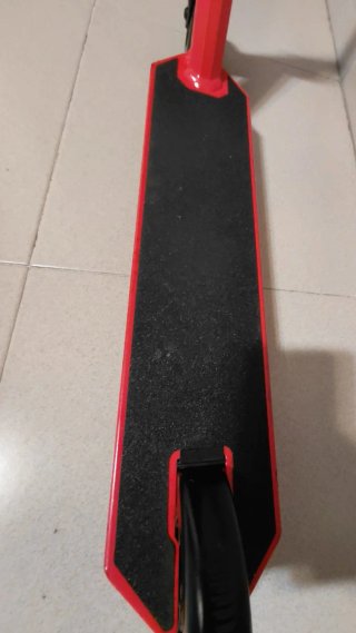 Patinete y Casco Negro