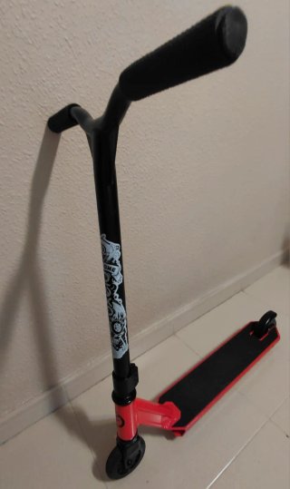 Patinete y Casco Negro