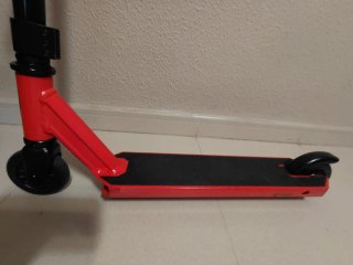 Patinete y Casco Negro