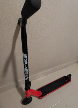 Patinete y Casco Negro