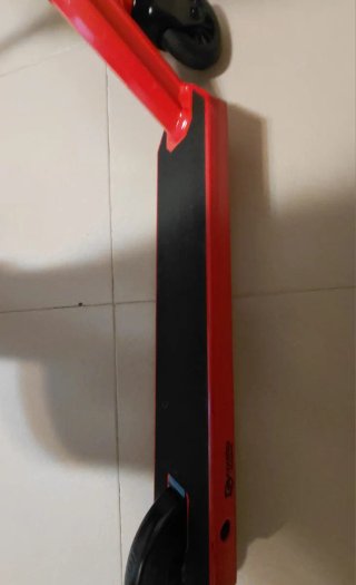 Patinete y Casco Negro