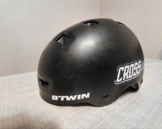 Patinete y Casco Negro